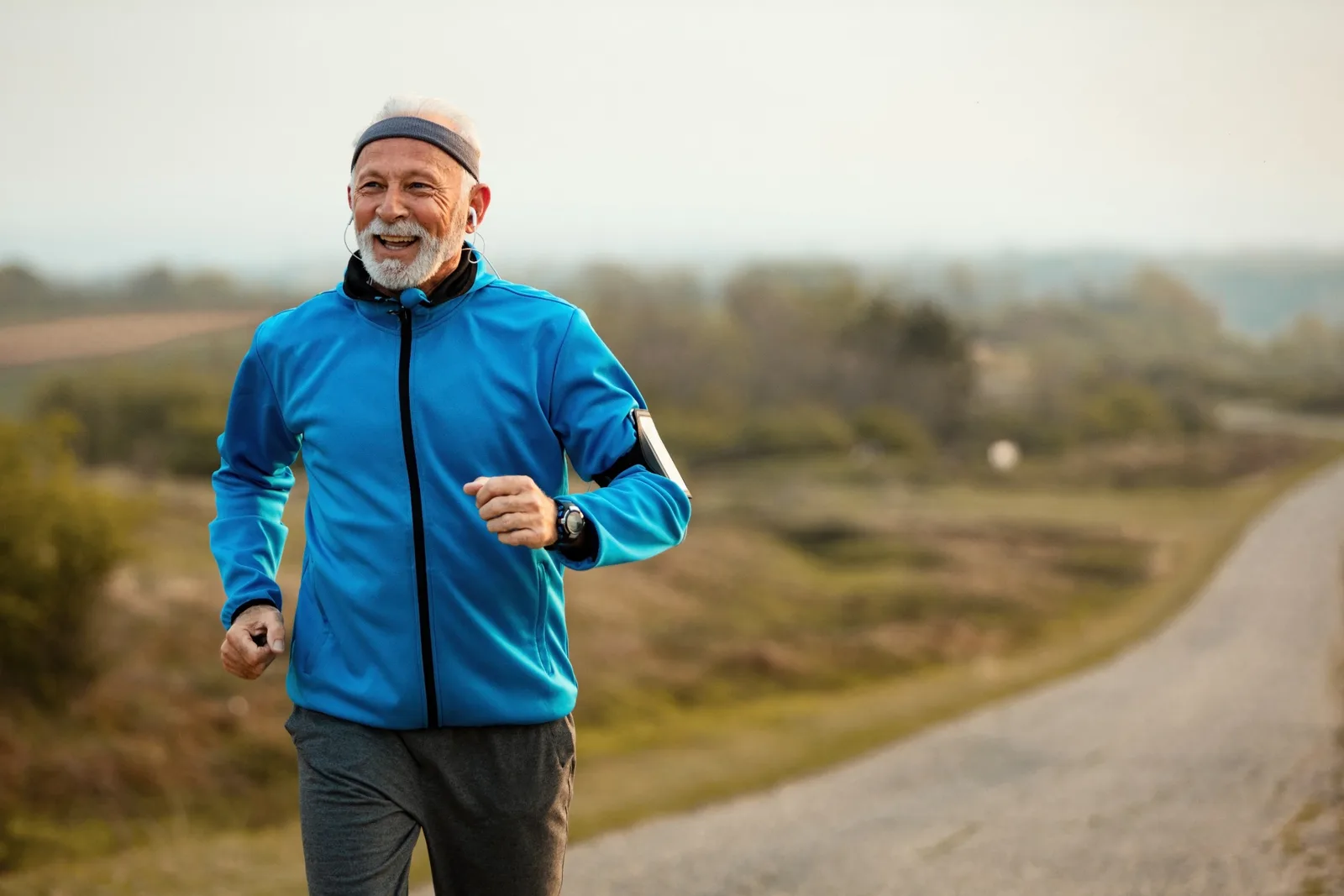 Idoso praticando corrida ao ar livre com segurança, representando metas de saúde, fitness e longevidade ativa com apoio do Cartão Benefícios Ágape Sênior