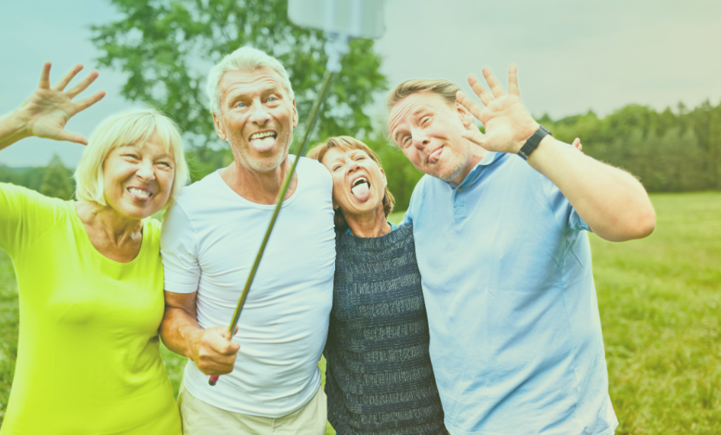 Amigos da terceira idade tirando uma foto juntos e fazendo careta