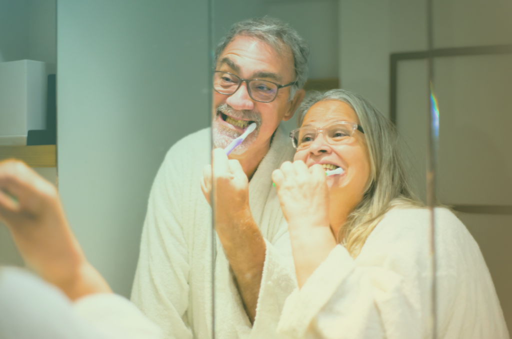 Casal de idosos escovando os dentes juntos