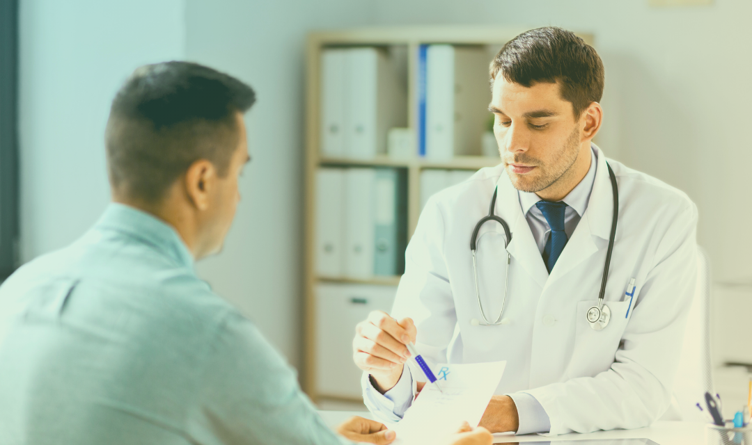 Médico conversando com o paciente.