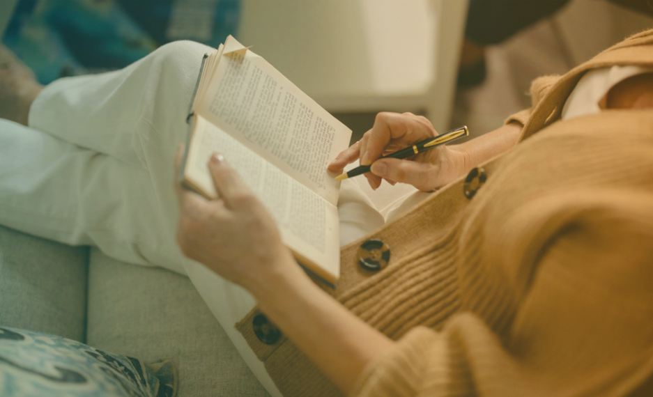 Mulher lendo um livro para relaxar e descansar.