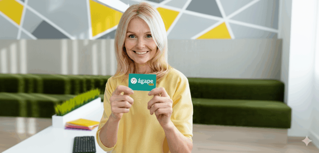 Mulher loira sorridente segurando o Cartão Saúde Ágape Sênior, opção de convênio médico acessível em Sorocaba.