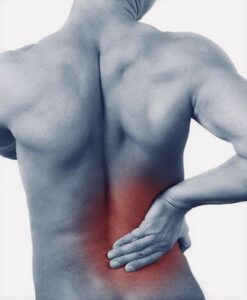 Homem segurando a lombar com dor intensa, ilustrando lombalgia crônica.