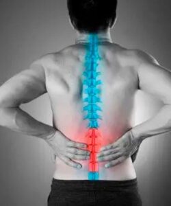 Homem com dor lombar na região inferior da coluna, representando sintomas de lombalgia.