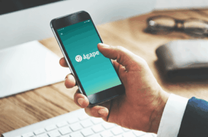 Pessoa segurando celular com aplicativo Ágape Saúde aberto na tela.