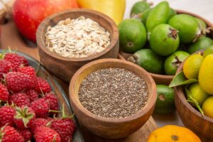 Tigelas com chia, aveia, framboesas e frutas ricas em fibras usadas para melhorar o intestino e o microbioma.