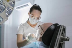 Consulta com uma dentista realizada em clínica parceira com desconto do Cartão Benefícios Ágape Sênior