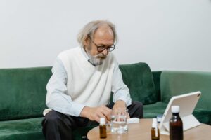 Idoso em consulta de telemedicina com apoio da tecnologia e acompanhamento geriátrico acessível pelo Cartão Benefícios Ágape Sênior.