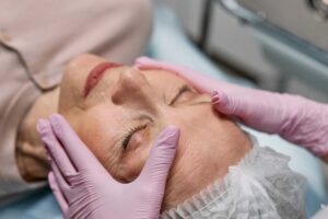 Tratamento estético facial em mulher sênior realizado em clínica parceira com desconto pelo Cartão Benefícios Ágape Sênior